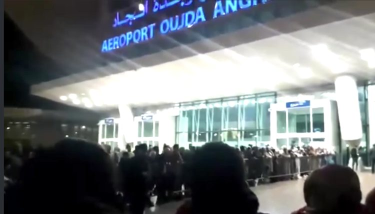 ألاف المغاربة يتقاطرون على مطار وجدة لإستقبال بعثة نهضة بركان بالزغاريد